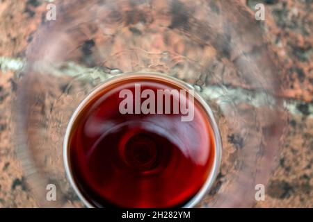 Vista dall'alto dall'interno di un bicchiere di vino rosso. Foto Stock