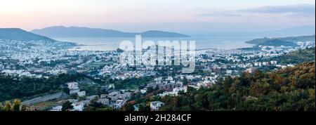 Foto panoramica del centro di bodrum quando il sole sorge a Bodrum, Mugla, Turchia. Concetto di turismo e tempo libero. Foto Stock