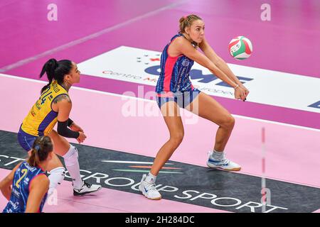 Cuneo, Italia. 20 Ott 2021. Pietrini Elena (Scandicci) durante la Bosca S.Bernardo Cuneo vs Savino del bene Scandicci, Pallavolo Serie Italiana A1 incontro delle Donne a Cuneo, Italia, Ottobre 20 2021 Credit: Agenzia fotografica indipendente/Alamy Live News Foto Stock