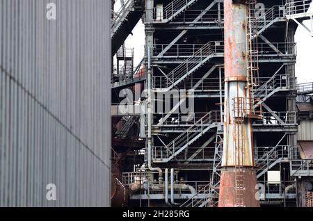 Landschaftspark Duisburg-Nord rund um ein stillgelegtes Stahlwerk, Deutschland - Landscape Park Duisburg-Nord intorno a una acciaieria smantellata, Germ Foto Stock