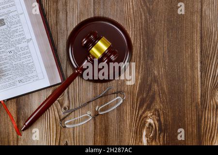 10 OCOBER 2021 New York Time USA: Il Dio cristiano giustizia del giudice gavel sul libro mondiale della Sacra Bibbia su tavola di legno Foto Stock