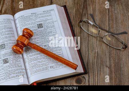 10 OCOBER 2021 New York Time USA: Primo piano del gavel giudice sul libro della Bibbia del mondo sulla tavola di legno Dio cristiano giustizia Foto Stock