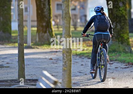 Erholung im Freien im Salzkammergut während des lockdown in Österreich (Europa) - attività ricreative all'aperto nel Salzkammergut durante il blocco ad Aust Foto Stock