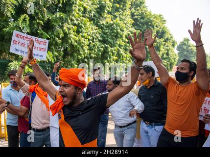 New Delhi, India. 20 Ott 2021. Membro di Vishwa Hindu Parishad canta slogan durante la dimostrazione.Vishwa Hindu Parishad (organizzazione indù basata sul nazionalismo indù) chiede protesta a livello nazionale contro l'attacco al tempio indù e Durga Pandal. (Foto di Pradeep Gaur/SOPA Images/Sipa USA) Credit: Sipa USA/Alamy Live News Foto Stock