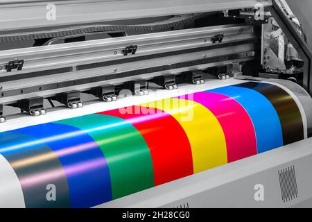 Stampante a getto d'inchiostro per grandi formati, stampa strisce a colori per prove Foto Stock