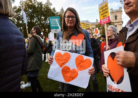 Londra, Regno Unito. 20 Ott 2021. Una folla di manifestanti ha visto tenere cartelli, durante la dimostrazione. Una dimostrazione statica si svolge presso la Piazza del Parlamento per sostenere la solidarietà con i rifugiati nel Regno Unito per protestare contro la nazionalità e la legge di confine che sta attraversando le commissioni presso la Camera di comune. (Foto di Hesther ng/SOPA Images/Sipa USA) Credit: Sipa USA/Alamy Live News Foto Stock