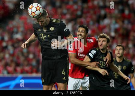 Lisbona, Portogallo. 20 Ott 2021. Niklas Sule del Bayern Muenchen è in testa alla palla durante la partita di calcio del gruppo e della UEFA Champions League tra SL Benfica e il Bayern Muenchen allo stadio Luz di Lisbona, Portogallo, il 20 ottobre 2021. (Credit Image: © Pedro Fiuza/ZUMA Press Wire) Foto Stock