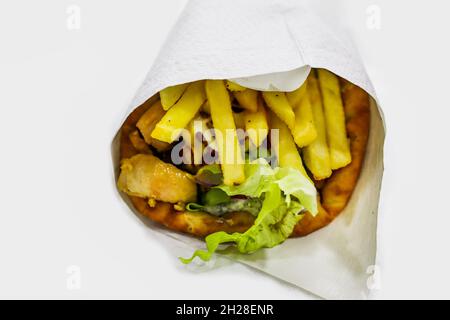 Gyros greci avvolti in pita pane isolato su sfondo bianco. Fast food. Gyros con carne, patatine fritte e insalata Foto Stock