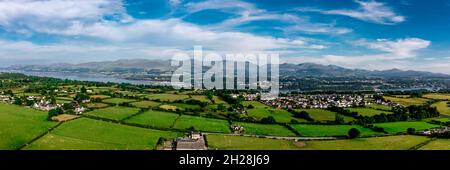 Veduta aerea del paesaggio di snowdonia in lontananza da Anglesey Foto Stock