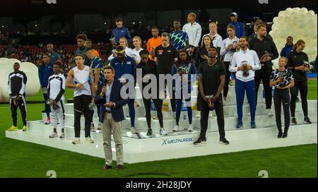 Sebastian Coe e i vincitori della Diamond League festeggiano, durante la finale della Wanda Diamond League allo stadio Letzigrund. Foto Stock