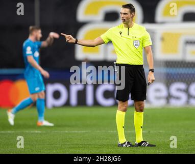 SAN PIETROBURGO, RUSSIA - OTTOBRE 20: XMatch arbitro Sandro Schärer durante la partita del gruppo UEFA Champions League H tra Zenit San Pietroburgo e Juventus alla Gazprom Arena il 20 Ottobre 2021 a San Pietroburgo, Russia. (Foto tramite MB Media) Foto Stock