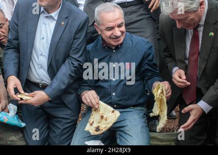 Nablus, Palestina. 20 Ott 2021. Il primo ministro palestinese Muhammad Shtayyeh mangia la colazione nei campi di ulivo, durante una visita agli agricoltori palestinesi nella città di Salfit in Cisgiordania. (Foto di Nasser Ishtayeh/SOPA Images/Sipa USA) Credit: Sipa USA/Alamy Live News Foto Stock