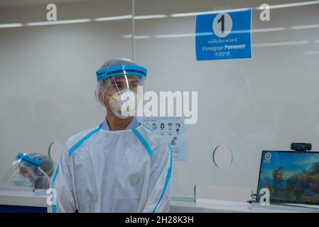 Bangkok, Tailandia. 20 Ott 2021. Un personale dell'aeroporto che indossa un equipaggiamento protettivo personale (PPE) visto in servizio all'aeroporto internazionale Don Muang durante la crisi del Coronavirus.il governo tailandese ha stabilito di riaprire il paese il 1° novembre 2021, consentire ai turisti internazionali completamente vaccinati provenienti da almeno dieci paesi a basso rischio di entrare nel paese senza dover passare attraverso la quarantena. La riapertura mira a promuovere l'industria del turismo e l'economia del paese. (Foto di Peerapon Boonyakiat/SOPA Images/Sipa USA) Credit: Sipa USA/Alamy Live News Foto Stock