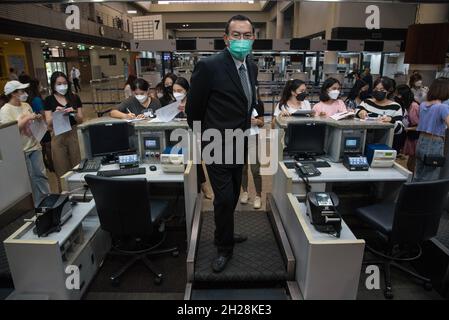 Un ufficiale dell'aeroporto che indossa una maschera facciale come misura preventiva vista in piedi ai banchi di check-in dell'aeroporto internazionale di Don Muang durante la crisi di Coronavirus.il governo thailandese ha stabilito riaprire il paese il 1 novembre 2021, consentire ai turisti internazionali completamente vaccinati provenienti da almeno dieci paesi a basso rischio di entrare nel paese senza dover passare attraverso la quarantena. La riapertura mira a promuovere l'industria del turismo e l'economia del paese. (Foto di Peerapon Boonyakiat/SOPA Images/Sipa USA) Foto Stock