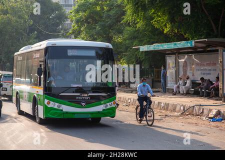 New Delhi, India. 20 Ott 2021. Un autobus elettrico visto alla fermata dell'autobus in attesa di passeggeri. Servizio di autobus elettrico senza contanti alimentatore introdotto per la prima volta a Delhi su una base di prova da Delhi Metro Rail Corporation. (Foto di Pradeep Gaur/SOPA Images/Sipa USA) Credit: Sipa USA/Alamy Live News Foto Stock