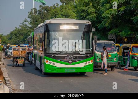 New Delhi, India. 20 Ott 2021. Un autobus elettrico apre la sua strada su un tipico indiano affollato Road.Cashless Feeder servizio di autobus elettrico introdotto per la prima volta a Delhi su una base di prova da Delhi Metro Rail Corporation. (Foto di Pradeep Gaur/SOPA Images/Sipa USA) Credit: Sipa USA/Alamy Live News Foto Stock