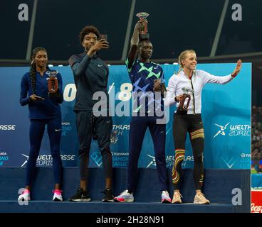 Zurigo, Svizzera. 9 settembre 2021. Quanera Hayes, Michael Cherry, Emmanuel Korir e Keely Hodgkinson, i vincitori della Diamond League celebrano la finale della Wanda Diamond League allo stadio Letzigrund. (Foto di Gary Mitchell/SOPA Images/Sipa USA) Credit: Sipa USA/Alamy Live News Foto Stock