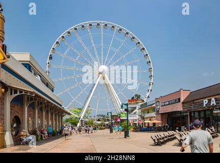 L'attrazione Great Smoky Mountain Wheel presso il centro ricreativo Island di Pigeon Forge, Tennessee Foto Stock