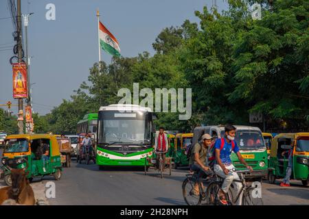 New Delhi, India. 20 Ott 2021. Un autobus elettrico apre la sua strada su un tipico indiano affollato Road.Cashless Feeder servizio di autobus elettrico introdotto per la prima volta a Delhi su una base di prova da Delhi Metro Rail Corporation. Credit: SOPA Images Limited/Alamy Live News Foto Stock