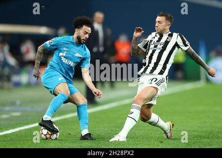 Avanti Claudinho del FC Zenith e in avanti Paulo Dybala del FC Juventus vie per la palla durante la fase UEFA Champions League Group - Gruppo H partita FC Zenit contro FC Juventus alla Gazprom Arena di San Pietroburgo. SAN PIETROBURGO, - OTTOBRE 20: (Foto di Anatoliy Medved) Foto Stock