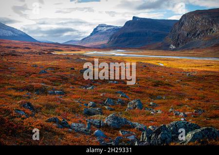 Montagne intorno Kungsleden sentiero tra Salka e Suni, Lapponia svedese, metà settembre 2020 Foto Stock