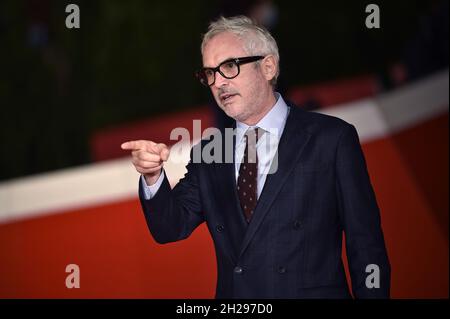 Roma, Italia. 20 Ott 2021. Il regista Alfonso Cuaron partecipa al Close Encounter Red carpet durante il 16° Festival del Cinema di Roma 2021 il 20 ottobre 2021 a Roma. Credit: UPI/Alamy Live News Foto Stock