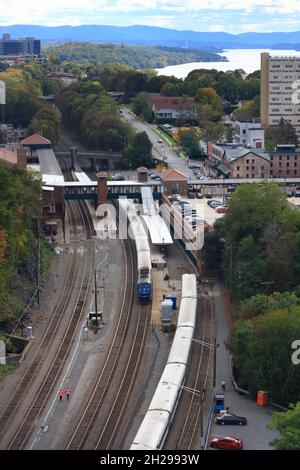 La vista della stazione ferroviaria Amtrak di Poughkeepsie dal Walkway sopra il ponte pedonale di Hudson.Poughkeepsie.New York.USA Foto Stock