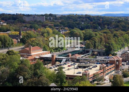 La vista della stazione ferroviaria Amtrak di Poughkeepsie dal Walkway sopra il ponte pedonale di Hudson.Poughkeepsie.New York.USA Foto Stock