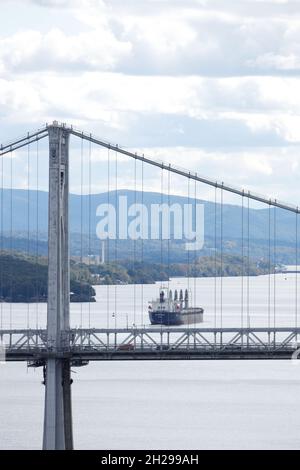 La vista del Mid-Hudson Bridge sul fiume Hudson con una nave da carico sullo sfondo.Poughkeepsie.New York.USA Foto Stock