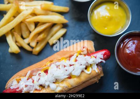 hot dog con patatine fritte e salsa di pomodoro e senape Foto Stock