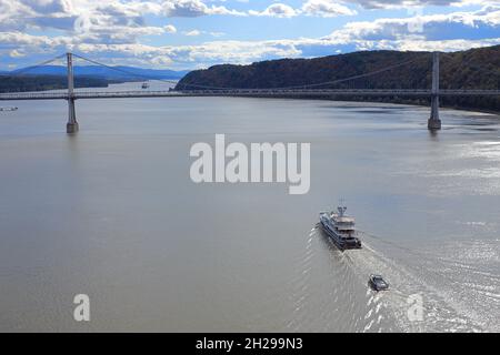 La vista di uno yacht nel fiume Hudson con Mid-Hudson Bridge sullo sfondo dal Walkway sopra il ponte pedonale Hudson.Poughkeepsie-Highland.USA Foto Stock