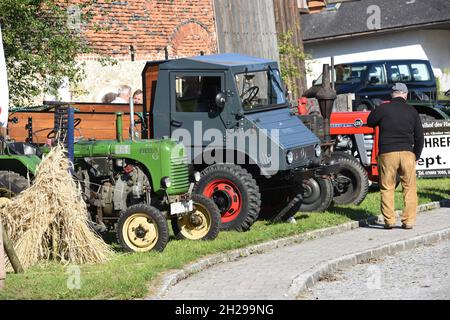 Oldtimer-Traktor-Treffen a Neukirchen, Vöcklabruck, Österreich, Europa - incontro dei trattori d'epoca a Neukirchen, Vöcklabruck, Österreich, Europa Foto Stock