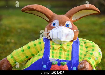 Corona-Krise - Auch der Osterhase trägt heuer eine FFP2 Schutzmaske - Corona Crisis - il coniglietto pasquale indossa anche una maschera protettiva FFP2 questo sì Foto Stock