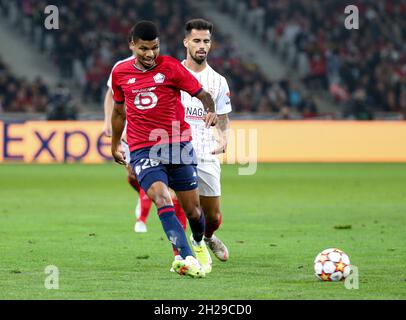 Reinildo Mandava di Lille, Suso aka Jesus Joaquin Fernandez Saez de la Torre del Sevilla FC durante la UEFA Champions League, partita di calcio del Gruppo G tra Lille OSC (LOSC) e Sevilla FC il 20 ottobre 2021 presso lo Stade Pierre Mauroy a Villeneuve-d'Ascq vicino Lille, Francia - Foto Jean Catuffe / DPPI Foto Stock