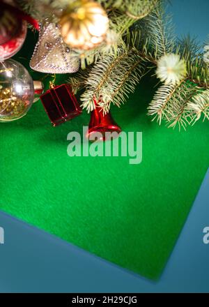 Giocattoli di Natale sull'albero di Natale su sfondo verde. Foto Stock