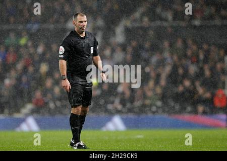 Londra, Regno Unito. 20 Ott 2021. Arbitro, Tim Robinson durante la partita EFL Sky Bet Championship tra Fulham e Cardiff City a Craven Cottage, Londra, Inghilterra, il 20 ottobre 2021. Foto di Carlton Myrie. Solo per uso editoriale, licenza richiesta per uso commerciale. Nessun utilizzo nelle scommesse, nei giochi o nelle pubblicazioni di un singolo club/campionato/giocatore. Credit: UK Sports Pics Ltd/Alamy Live News Foto Stock