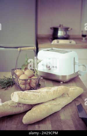 cucina moderna perfettamente attrezzata con i suoi elettrodomestici in una casa Foto Stock