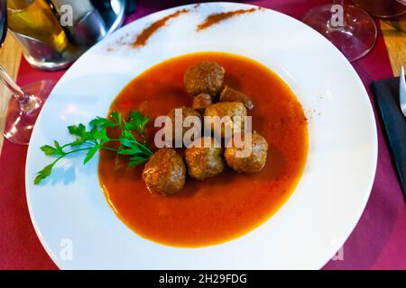 Polpette di carne spagnola affumicate in salsa di pomodoro con salsicce Foto Stock