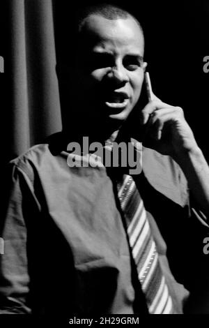 Attore in piedi che rappresenta un personaggio in un teatro. Sfondo nero nella scena. Salvador Bahia Brasile. Foto Stock