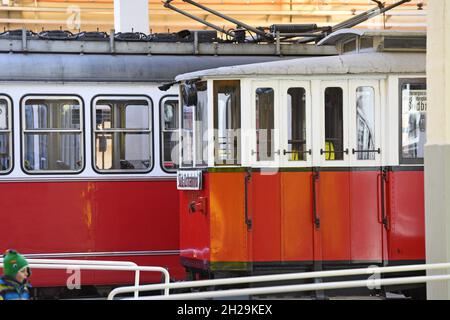 In der ehemaligen Remise Erdberg ist 2014 das neue Verkehrsmuseum der Wiener Linien entstanden. Es zeigt historische und moderne Fahrzeuge und bietet Foto Stock