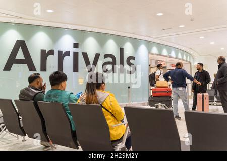 I passeggeri aerei arrivano nella sala degli arrivi dell'aeroporto internazionale di Heathrow, Londra Inghilterra Foto Stock