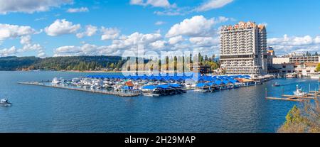 Vista panoramica dal parco di Tubs Hill del resort, porticciolo e passeggiata lungo la spiaggia della città e il parco in autunno a Coeur d'Alene, Idaho, USA. Foto Stock