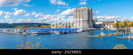 Vista panoramica dal parco di Tubs Hill del resort, porticciolo e passeggiata lungo la spiaggia della città e il parco in autunno a Coeur d'Alene, Idaho, USA. Foto Stock