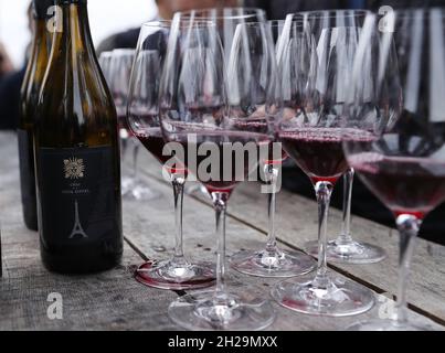 Parigi, Francia. 20 Ott 2021. Foto scattata il 20 ottobre 2021 mostra il vino di Chai de la Tour Eiffel al primo piano della Torre Eiffel a Parigi, Francia. Il secondo lotto di vino 'Chai de la tour Eiffel' è stato rilasciato qui il mercoledì. Credit: Gao Jing/Xinhua/Alamy Live News Foto Stock