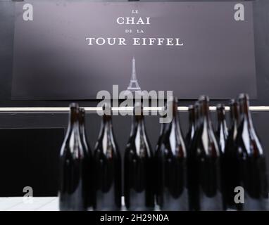 Parigi, Francia. 20 Ott 2021. Foto scattata il 20 ottobre 2021 mostra bottiglie di vino di Chai de la Tour Eiffel al primo piano della Torre Eiffel a Parigi, Francia. Il secondo lotto di vino 'Chai de la tour Eiffel' è stato rilasciato qui il mercoledì. Credit: Gao Jing/Xinhua/Alamy Live News Foto Stock