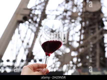 Parigi, Francia. 20 Ott 2021. Foto scattata il 20 ottobre 2021 mostra una tazza del vino di Chai de la Tour Eiffel al primo piano della Torre Eiffel a Parigi, Francia. Il secondo lotto di vino 'Chai de la tour Eiffel' è stato rilasciato qui il mercoledì. Credit: Gao Jing/Xinhua/Alamy Live News Foto Stock