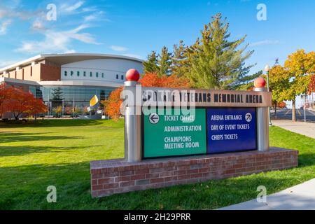 La Spokane Veterans Memorial Arena con i colori autunnali il 18 ottobre 2021, nel centro di Spokane, Washington, USA. Foto Stock