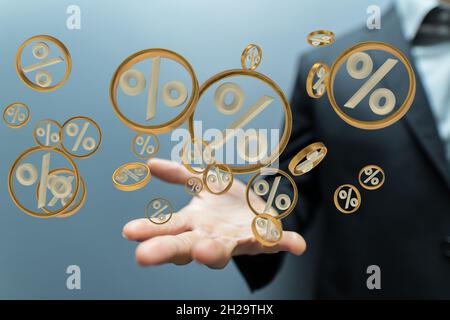 Simboli di sconto di vendita renderizzati in 3D sulla mano di un maschio sullo sfondo Foto Stock