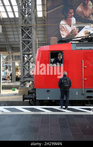 FRANCOFORTE AM MAIN, GERMANIA - 07 febbraio 2020: Un primo piano di due macchinisti che si comunicano alla stazione centrale di Francoforte Foto Stock