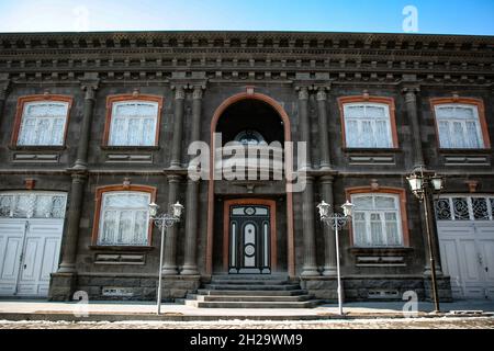 GYUMRI, ARMENIA - Apr 13, 2018: Un vecchio edificio a Gyumri sopravvissuto al terremoto in Armenia Foto Stock